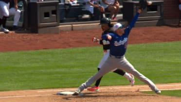 Magnífica jugada a mano limpia de Max Muncy