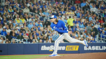 Kevin Gausman strands José Ramírez at third