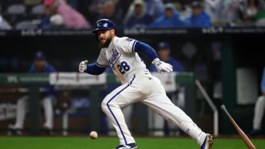 Kyle Isbel pega cuatro hits