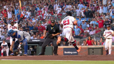 Michael Harris II anota por wild pitch