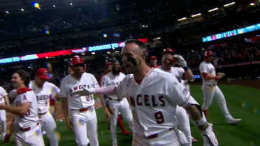 ¡Zach Neto conecta un jonrón de oro!