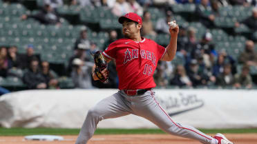 Yusei Kikuchi congela a Miguel Vargas