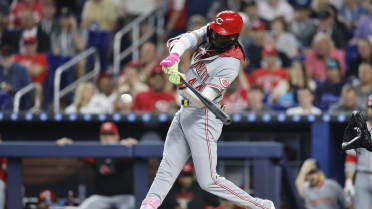 Elly De La Cruz pega hit en la 1ra