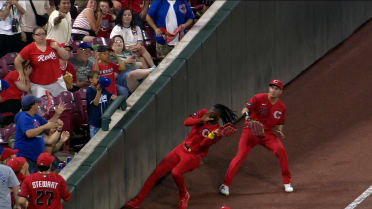 Elly De La Cruz's great catch in foul territory