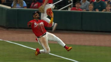 Ronald Acuña Jr. hace una fenomenal atrapada