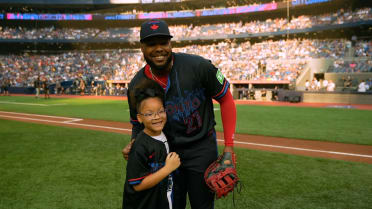 Vlad Jr.'s daughter throws out the first pitch