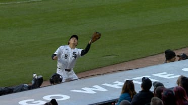 Munetaka Murakami makes difficult catch at fence