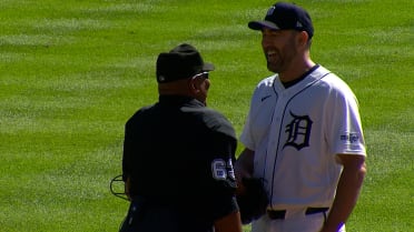 Laz Diaz shares laugh with Justin Verlander