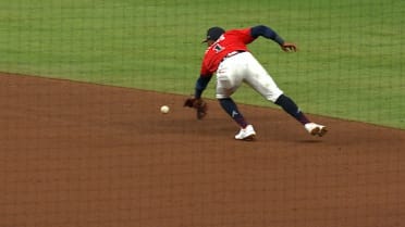 Ozzie Albies hace una impresionante jugada en segunda