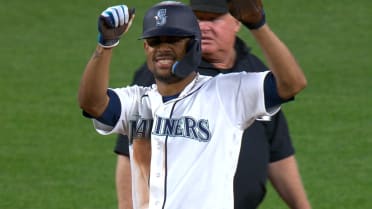 Julio Rodríguez steals second base