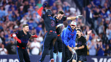 Blue Jays walk it off in the 10th 