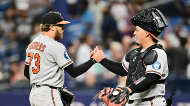 Cam Sanders sella la victoria 6-5 de Orioles