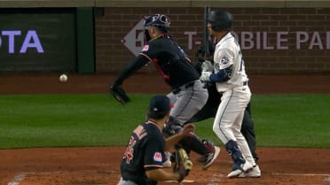 Randy Arozarena scores on wild pitch