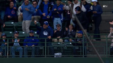 Cubs fan makes barehanded catch 