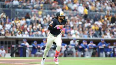 Fernando Tatis Jr. abre la tanda con hit