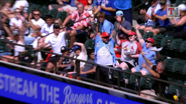 Fanático de Rangers atrapa a mano limpia