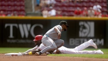 Brian Navarreto catches Elly De La Cruz stealing