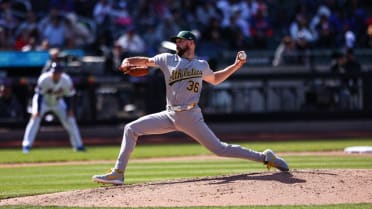 Hogan Harris induces flyout, strands two in 6th