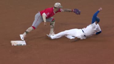 Jo Adell throws out Freddie Freeman after a review 