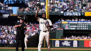 Randy Arozarena salutes fans giving standing ovation