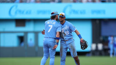 Bobby Witt Jr. starts game-ending double play