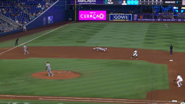 Bonita jugada de Elly De La Cruz