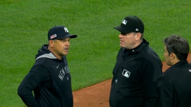 Aaron Boone and DJ LeMahieu get ejected in the 10th