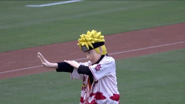Naruto throws out the ceremonial first pitch in St. Louis