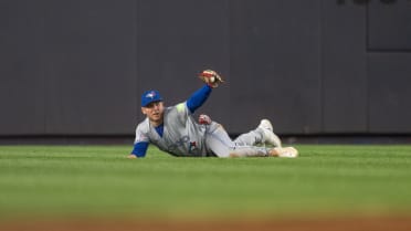 Daulton Varsho atrapa la pelota lanzándose