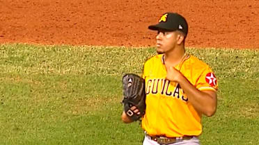 Andrew Pérez sale de aprieto con bases llenas