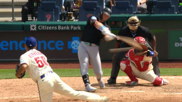 Kyle Stowers empuja con hit