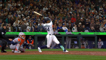 Rodríguez empata con su 1er HR de la 2026