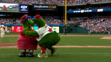Phillie Phanatic con su mamá en Día de las Madres