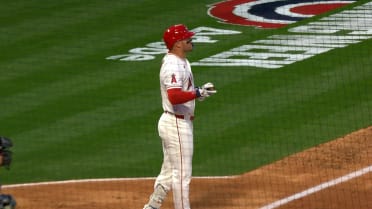 Mike Trout recibe un pelotazo