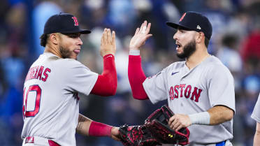 Willson Contreras grabs fly ball, secures Red Sox win