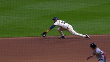 Andruw Monasterio's quick throw
