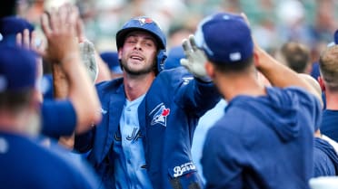 The Blue Jays score five runs in the top of the 6th