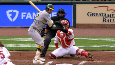 Jeff McNeil is not hit by a pitch following review