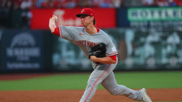 Brady Singer poncha a seis Cardenales