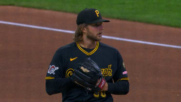 Carmen Mlodzinski fans Brice Turang