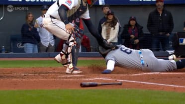 Gran tiro de Steven Kwan deja fuera a Taylor Walls
