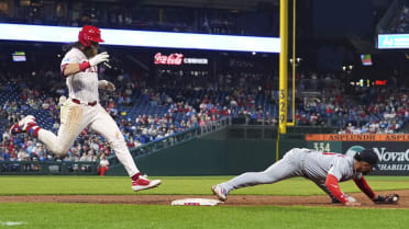 Willson Contreras stretches to get out at first