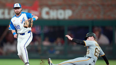 Jack Suwinski se roba la 2da base