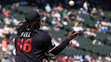 Josh Bell completa el out