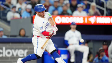 Alejandro Kirk's game-tying solo homer
