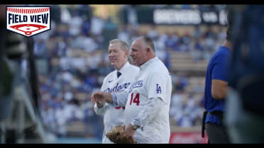 Hershiser y Scioscia realizan el lanzamiento de honor