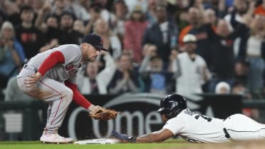 Andy Ibáñez steals second, advances to third on error
