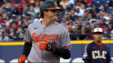 Coby Mayo batea un foul, se confirma tras revisión