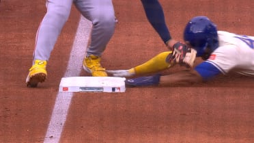 Julio Rodríguez steals third base after review