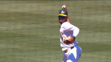Hernaiz throws out Peraza at first after review